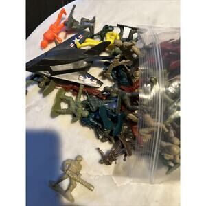 A Lot Of Vintage Army Men Toys Mini Figures Green Army Men And Accessories Loose